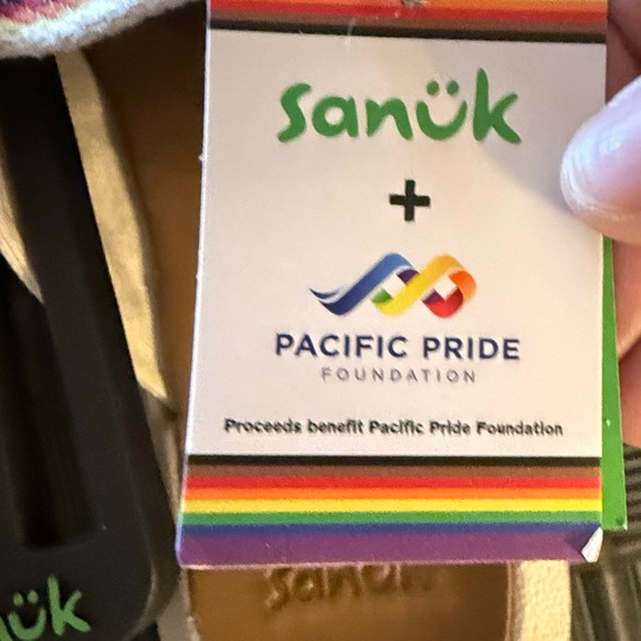 SANUK + PACIFIC PRIDE WE GOT YOUR BACK 
NEW with tags Size 9 - Picture 6 of 9